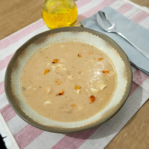 Sopa creme de feijão com cenoura, macarrão e bacon