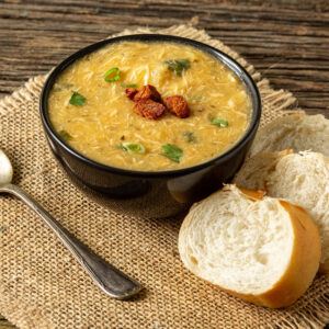 Sopa creme de mandioquinha com frango desfiado