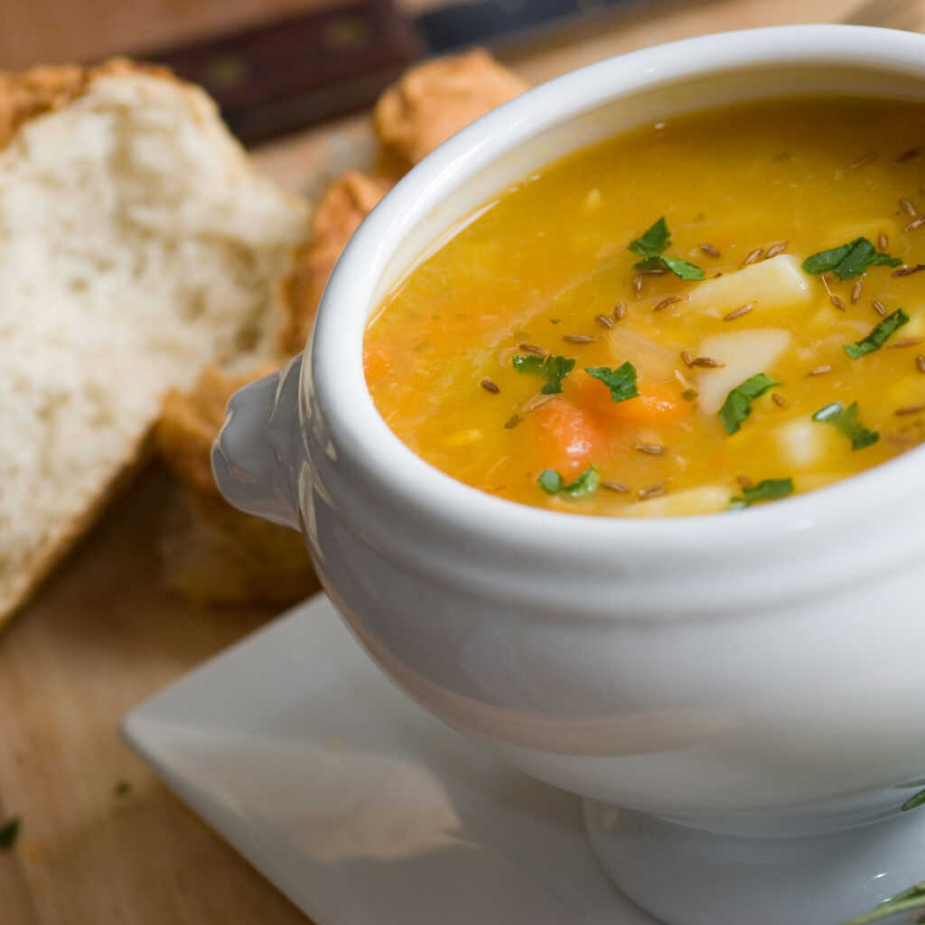 Sopa de legumes com carne e macarrão