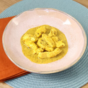 Tiras de frango com leite de coco e curry